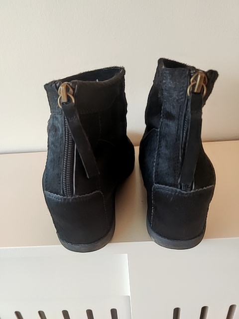 Shoe the Bear, støvlet, sort sælskind